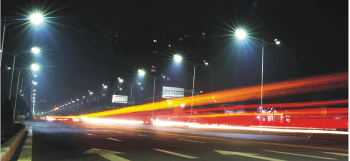道路照明,在道路上设置照明灯具为在夜间给车辆和行人提供必要的能见度。道路照明可以改善交通条件,减轻驾驶员疲劳,并有利于提高道路通行能力和保证交通安全,此外,还可美化城市,有助于创造舒适宜人的夜晚环境氛围。随着中国推动LED产业的发展,LED道路照明替换工程也在全面展开,LED道路灯具的高效,长寿命,经济,绿色环保等特点也被广泛认可。 Road lighting,set lighting on roads for vehicles and pedestrians to provide the necess